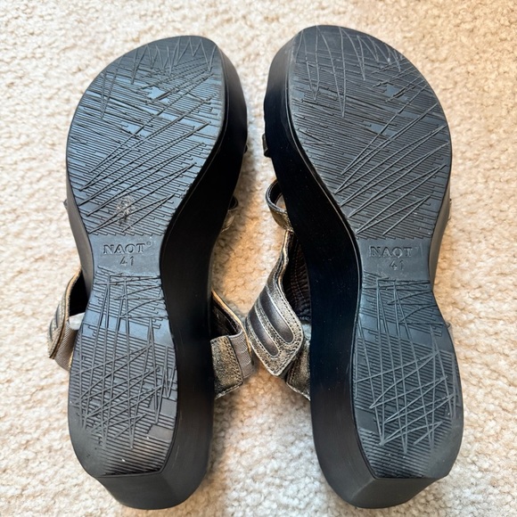 Naot Womens Gray Metallic Wedge T-Strap Sandals - Picture 4 of 6